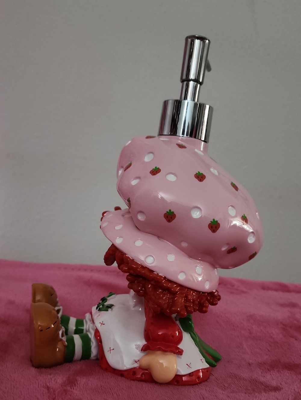 NWT 🍓✨️Strawberry Shortcake Ceramic Soap/ Lotion Dispenser / Xlarge/ Adorable - Picture 2 of 6